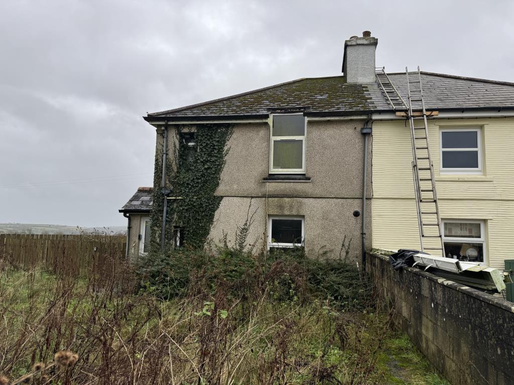 Lot: 154 - SEMI-DETACHED HOUSE FOR IMPROVEMENT - View of the outside from the front